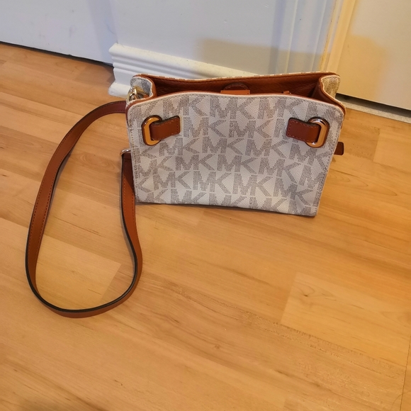 Micheal Kors purse - Picture 3 of 3